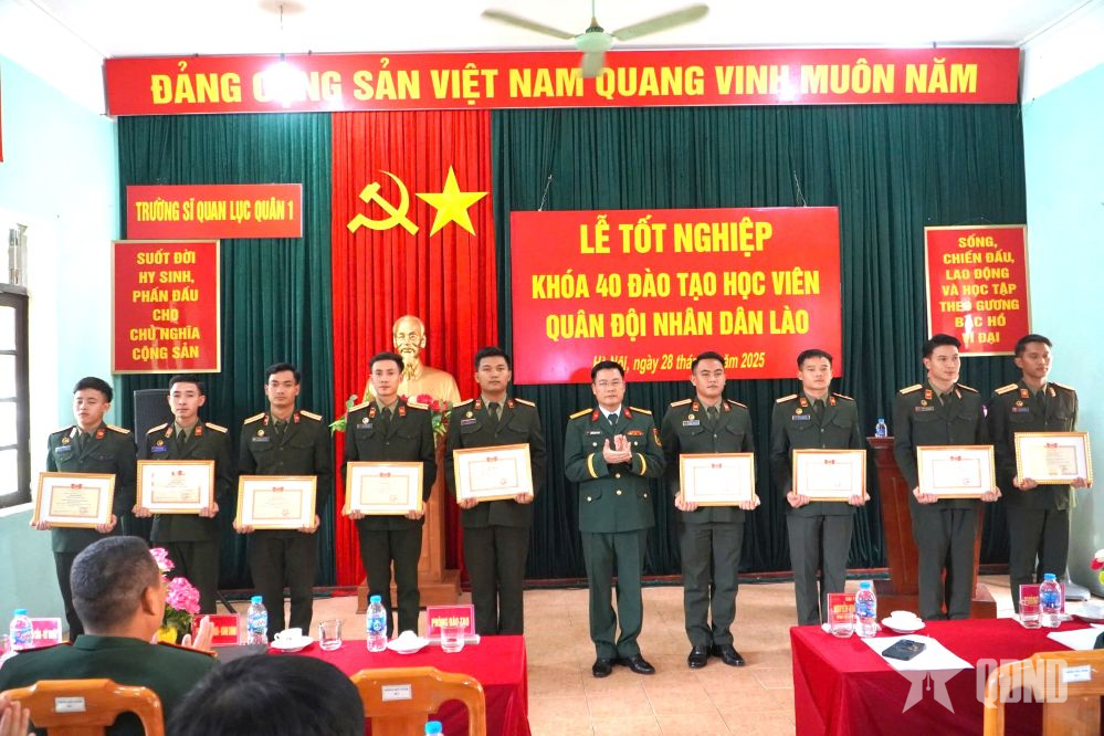 Trường Sĩ quan Lục quân 1 tổ chức Lễ tốt nghiệp cho học viên Khóa 40 Quân đội nhân dân Lào
